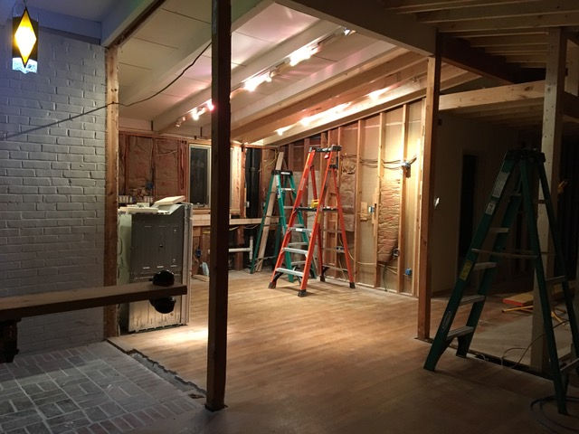 keeping a clean working space in your home during construction